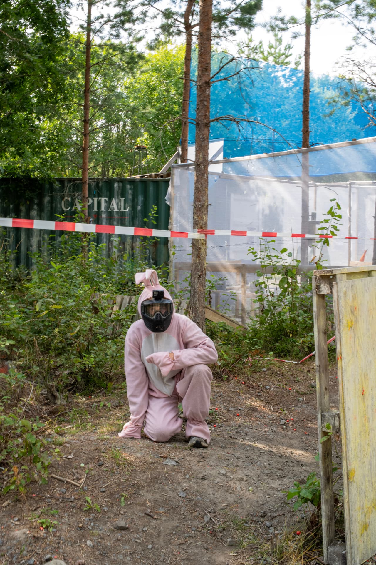 Kanin-dräkten på Gävle Paintball — perfekt för svensexa och möhippa